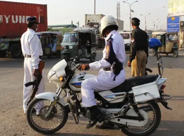 Traffic Police Cracking Down in Karachi