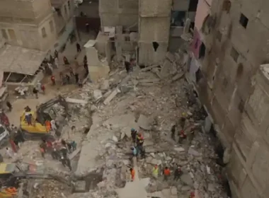Building collapsed in Lyari process of removing debris is underway
