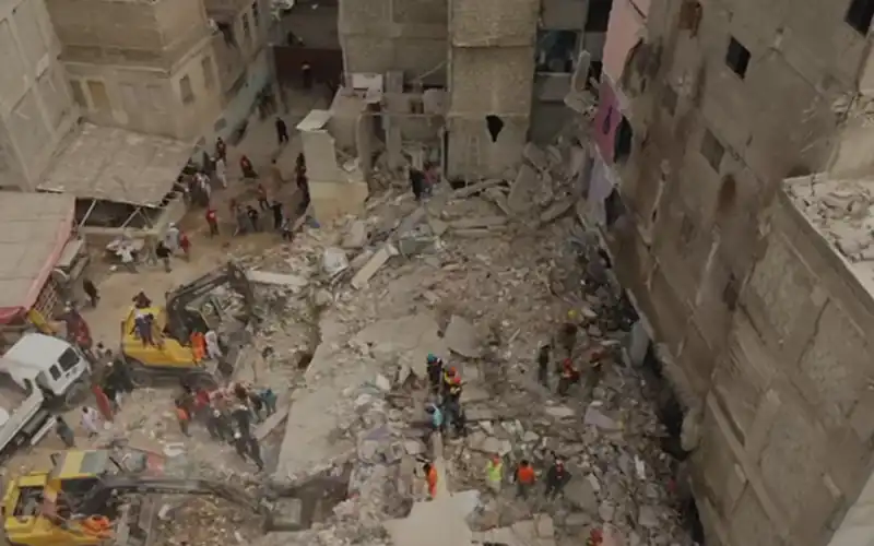 Building collapsed in Lyari process of removing debris is underway