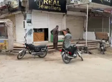 Lock breaking gang committed crime in Karachi