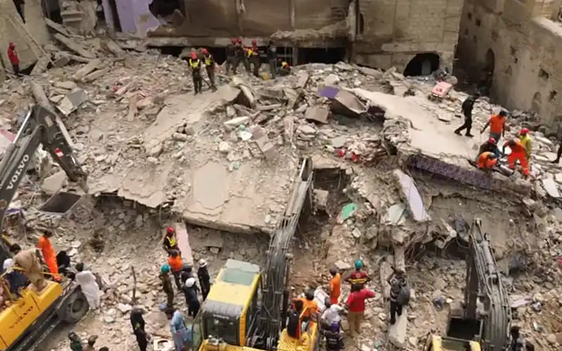Six-story building collapsed in the Lyari