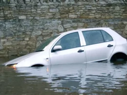 What should be done to save a life from a sinking car?