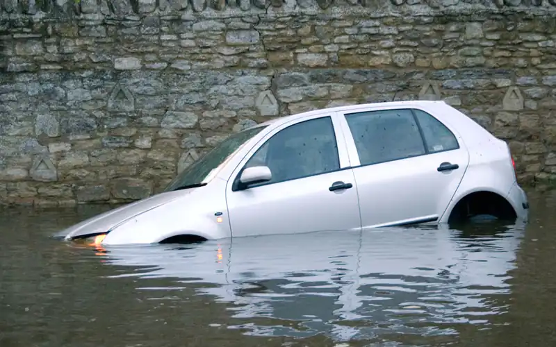 What should be done to save a life from a sinking car?