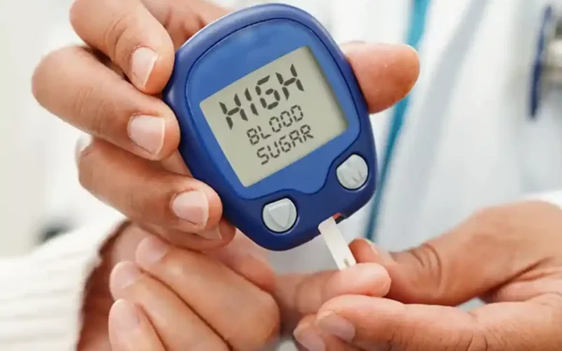 What are the causes and treatments for high and low blood sugar